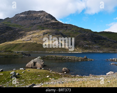 Il picco del Presepe Goch si vede attraverso Llyn Llydaw nel Cwm Dyli, Snowdon Foto Stock