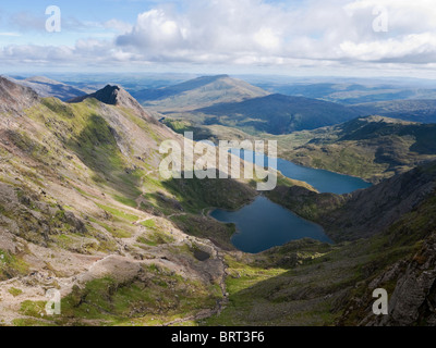 La vista verso il basso Cwm Dyli da vicino alla parte superiore di Snowdon, mostrando il Pyg via, Presepe Goch, Glaslyn e Llyn Llydaw Foto Stock