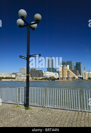 Seguire le indicazioni per il Thames Path, Docklands, Londra, Inghilterra Foto Stock