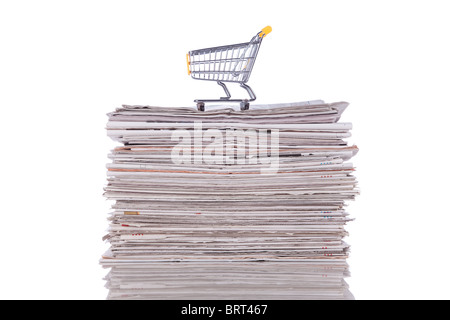 Carrello della spesa per acquistare le ultime news (messa a fuoco selettiva) Foto Stock