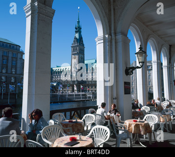 Alster porticati e Rathaus, Amburgo, Germania Foto Stock