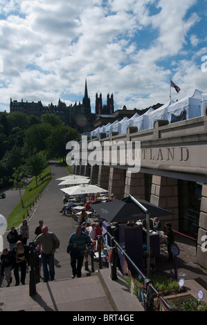 Musei nazionali della Scozia, Edimburgo con la Città Vecchia in background Foto Stock