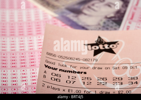 Regno Unito British National lottery ticket lotto con grimaldelli e venti pound nota Foto Stock