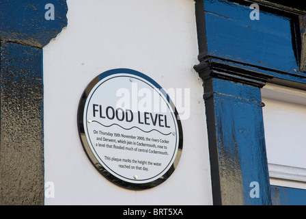 La placca che mostra l'altezza delle acque alluvionali, nel novembre 2009, Cockermouth, West Cumbria, England Regno Unito Foto Stock