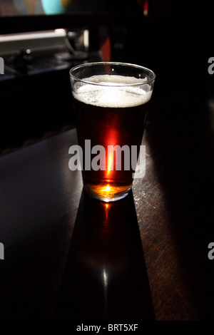 La pinta di birra amara di vetro di birra in pub inglese Foto Stock