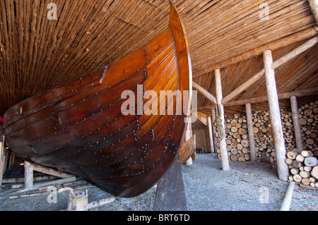 Canada, Terranova e Labrador, L'Anse Aux Meadows. Norstead Viking Village, replica dei norreni boat house. Foto Stock