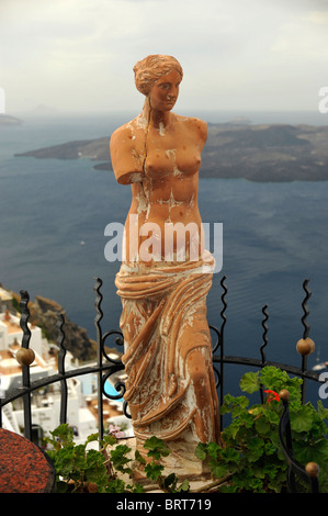 Copia in terracotta della Venere di Milo presso un ristorante sull'isola greca di Santorini nelle Cicladi. Foto Stock