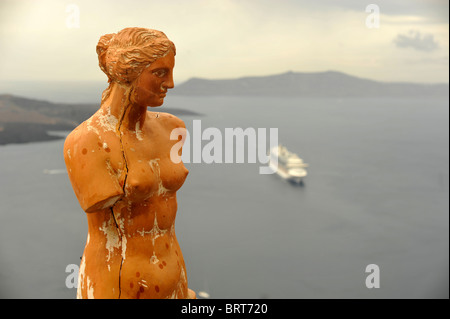 Copia in terracotta della Venere di Milo presso un ristorante sull'isola greca di Santorini nelle Cicladi. Foto Stock