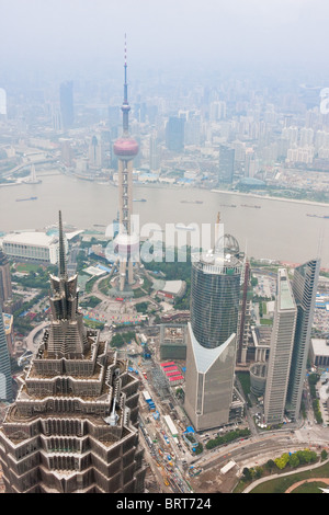 Vista di Shanghai dal World Financial Center di Shanghai a Pudong, Cina Foto Stock