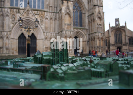 Rilievo bronzeo mappa di York Minster e la zona circostante Foto Stock