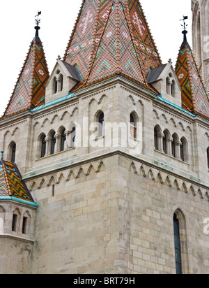 Multi-colore di tetto di tegole di St la chiesa di Matthias Budapest Ungheria Europa Foto Stock