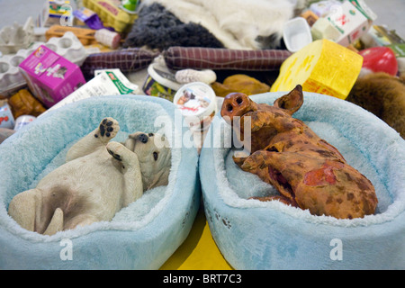 Carino il pet o il cibo gustoso? Un cucciolo e un maialino fritto. Perché sono alcuni animali considerati animali domestici e altri sono condannati a essere cibo umano? Foto Stock