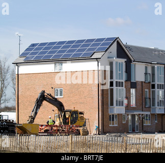 Il lavoro si avvicina al completamento su la costruzione di un nuovo blocco di appartamenti che dispongono di pannelli solari montati su un affacciato a sud del padiglione Foto Stock