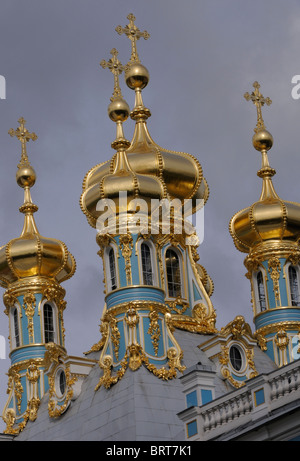 Tetto del palazzo della chiesa con cupole dorate e attraversa nel Palazzo di Caterina Museum, Tzarskoje Selo Palace a Pushkin. Foto Stock