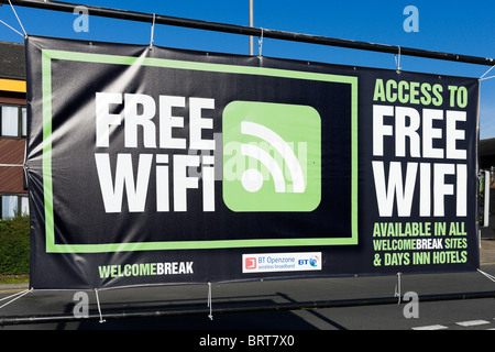 WiFi gratuito segno a Welcome Break stazione di servizio autostradale, Hartshead, M62, West Yorkshire, Inghilterra, Regno Unito Foto Stock