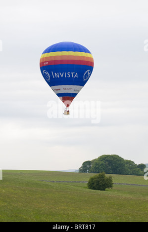 Una mongolfiera volare sopra le valli dello Yorkshire. Foto Stock