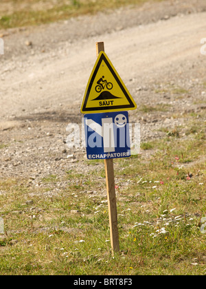 Segno sul percorso mountainbike trail mostra avviso per andare avanti con il percorso alternativo. Les Orres, Hautes Alpes, Francia Foto Stock