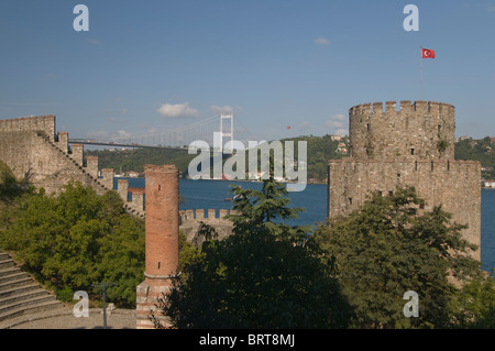 Il castello di Rumelihisar e Fatih Sultan Mehmet in Bosforo,istanbul, Turchia Foto Stock