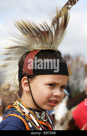 Un Native American Indian boy in completo abito powwow Foto Stock