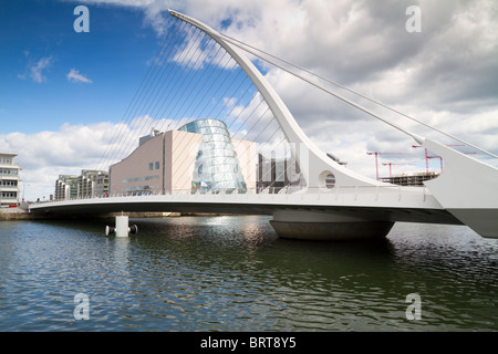 La Samuel Beckett ponte che collega il nord e il sud della città sul fiume Liffey di Dublino, Irlanda.