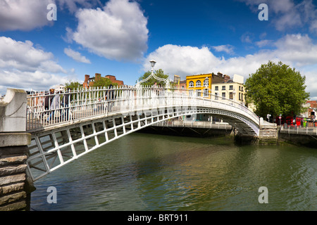 Punto di riferimento di Dublino - Ha'penny Bridge sul fiume Liffey Foto Stock