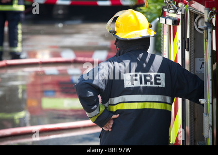 Firefighter brigata al lavoro. Profondità di campo. Foto Stock