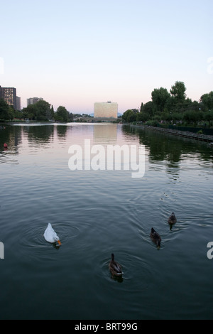 Eni Palace Eur edificio grattacielo Roma Italia lago Foto Stock