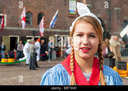 Vestito tradizionale ragazza al mercato del formaggio di Alkmaar Foto Stock