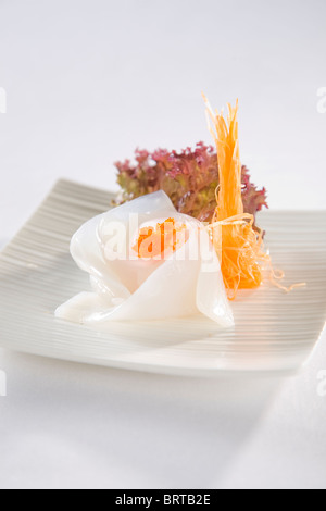 Sushi servita su piatti bianchi Foto Stock