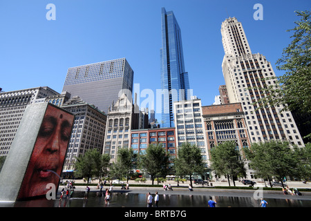 Chicago, il Millennium Park Crown Fontana e Michigan Avenue Foto Stock