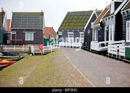 Case in legno in stile tradizionale a Marken. shot orizzontale Foto Stock