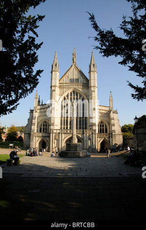 La Cattedrale di Winchester west ingresso anteriore e i terreni circostanti si trova a Winchester city centre Hampshire Inghilterra meridionale Foto Stock