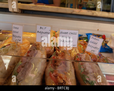 Baguette per la vendita in un panificio finestra, Newquay, Cornwall, Regno Unito Foto Stock