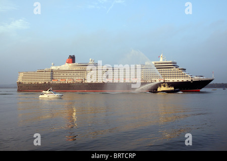 Cunard la nuova nave Queen Elizabeth arrivando per la sua prima visita a Southampton venerdì 8 ottobre 2010 Foto Stock