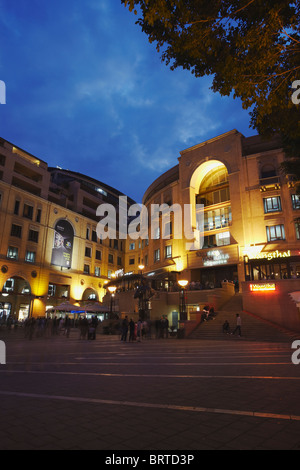 Nelson Mandela Square al crepuscolo, Sandton Johannesburg, Gauteng, Sud Africa Foto Stock