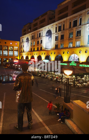 Nelson Mandela Square al crepuscolo, Sandton Johannesburg, Gauteng, Sud Africa Foto Stock