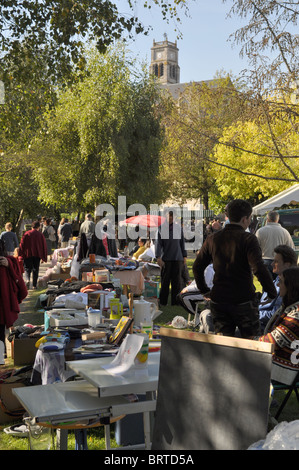 Persone che guardano e acquisto di seconda mano articoli in un vide grenier nella piccola città della Francia centrale Foto Stock