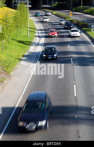 Il traffico sulla città finlandese di strade , Finlandia Foto Stock