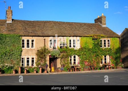 Red Lion Hotel, Burnsall, Yorkshire Dales National Park, North Yorkshire, Inghilterra, Regno Unito. Foto Stock