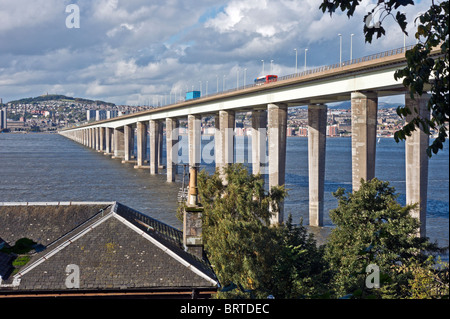 Tay Road Bridge che collega Fife con Dundee in Scozia attraversando il Firth of Tay come visto dal lato di Fife vicino a newport on tay Foto Stock