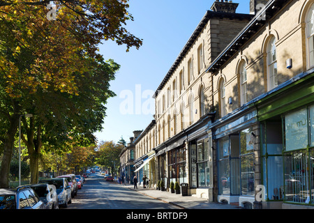 La strada principale nel mondo sito Hertitage villaggio di Saltaire, Bradford, West Yorkshire, Inghilterra, Regno Unito Foto Stock