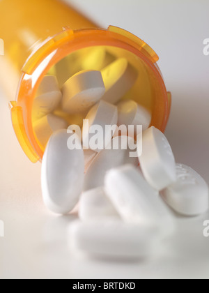 Pillole di bianco la fuoriuscita del farmaco di prescrizione medicina bottiglia, STATI UNITI D'AMERICA Foto Stock