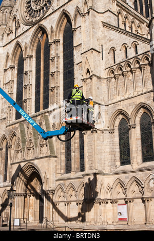 Il lavoro le persone utilizzando un skylift al sondaggio le parti alte della "York Minster' Foto Stock