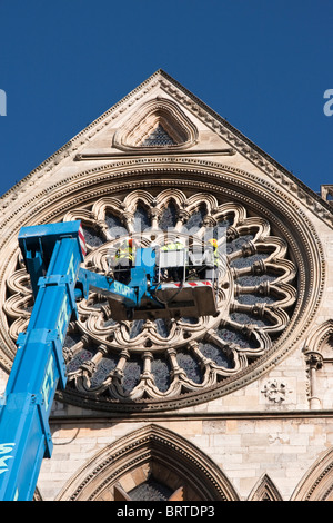 Il lavoro le persone utilizzando un skylift al sondaggio le parti alte della "York Minster' Foto Stock