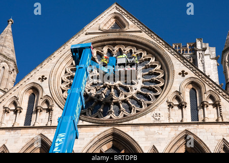 Il lavoro le persone utilizzando un skylift al sondaggio le parti alte della "York Minster' Foto Stock