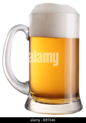 La tazza piena di birra fresca isolato su uno sfondo bianco. Il file contiene un percorso di taglio. Foto Stock