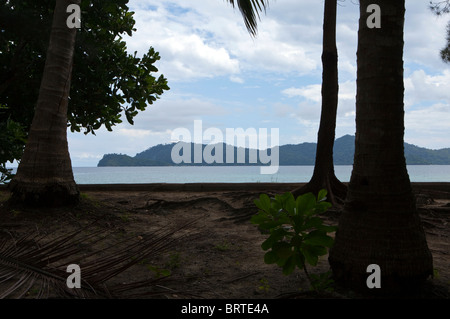 Una vista di Manukan isola vicino a Kota Kinabalu nel Sabah, malese a carico Foto Stock