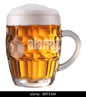La tazza piena di birra fresca isolato su uno sfondo bianco. Il file contiene un percorso di taglio. Foto Stock
