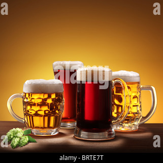 Still-life con bicchieri da birra. Su uno sfondo giallo. Foto Stock