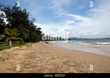 Fori di granchio sono visti di sabbia su una spiaggia in Borneo, Malaysia Foto Stock